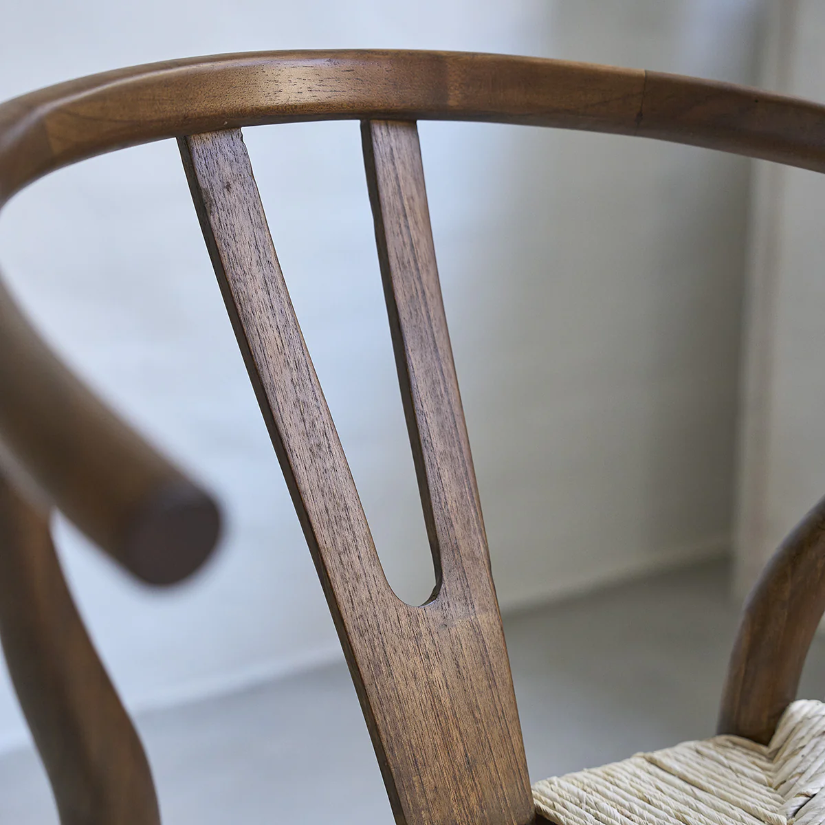 Chaise en mindi massif finition noyer et corde naturelle - Image 4