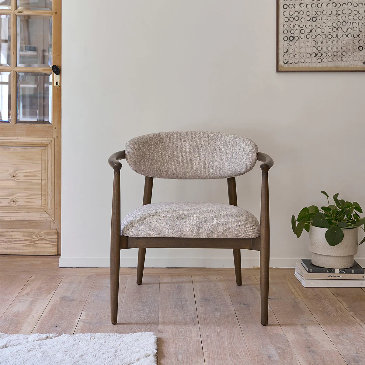 Fauteuil en bois massif et tissu texturé beige chiné - Image 4